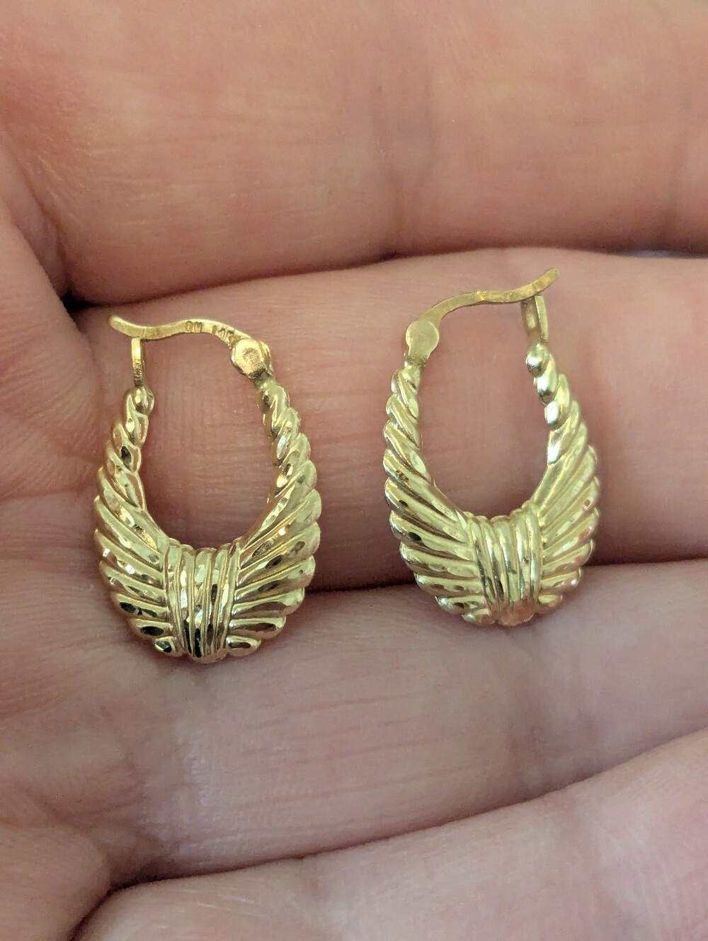 14k Yellow Gold Small Puffy Hoop Earrings Vintage Women's Young Lady